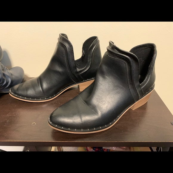 All size 7 or 7.5. Many new, as pictured with boxes. Prices $30 new, $15 used. - Picture 9 of 13